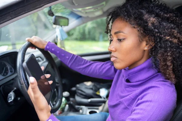Mujer Conduciendo Coche Distraído Por Teléfono Móvil — Foto de Stock