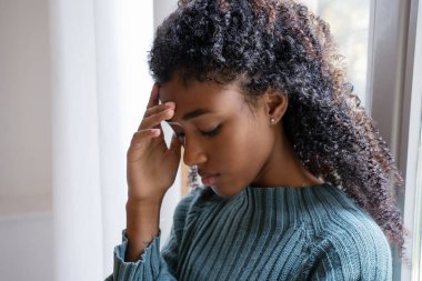 Zenci kız olumsuz duygular portresi için acı çekiyor.