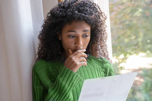 Zwarte Vrouw Leest Slecht Nieuws Een Brief — Stockfoto