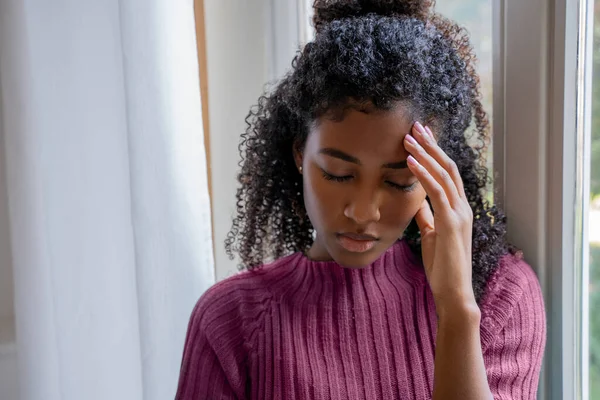 Portret Van Een Trieste Jonge Zwarte Vrouw Die Zich Slecht — Stockfoto