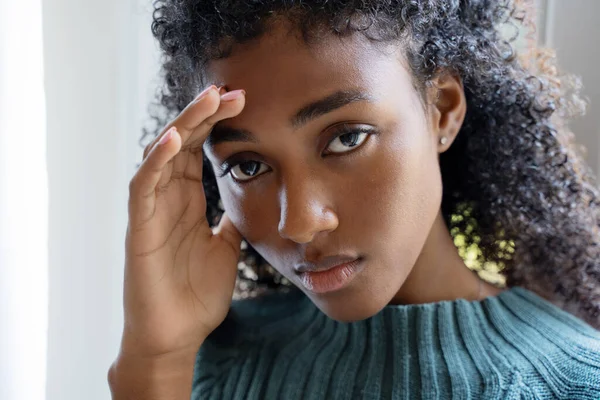 Retrato Una Triste Joven Negra Sintiéndose Mal — Foto de Stock