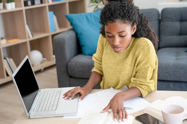 Zwart Meisje Thuis Met Behulp Van Laptop Woonkamer — Stockfoto