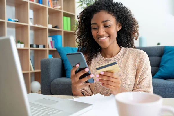 Mulher Negra Usando Cartão Crédito Para Compras Line — Fotografia de Stock