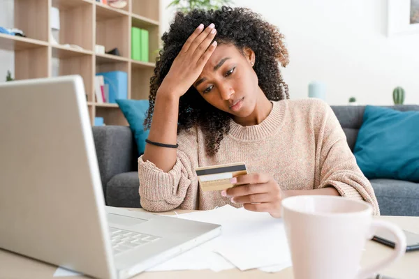 Afro Kvinna Med Problem Med Att Använda Kreditkort För Online — Stockfoto