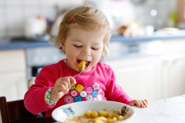 Çatal sebze ve makarna yemek bebek kız. Gıda, çocuk, besleme ve geliştirme kavramı