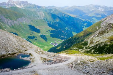 Dağ ve orman manzara in Tirol. Avusturya, Hintertux bölgesi