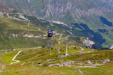 Dağ ve buzul Tirol manzarada. Avusturya, Hintertux bölgesi.