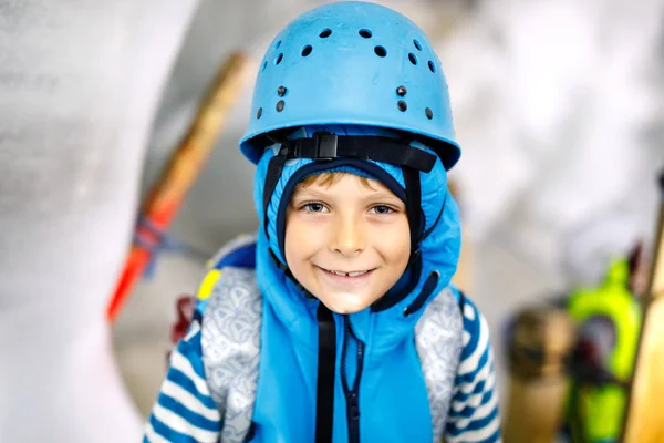 Liten pojke med säkerhetshjälmar inne i glaciären med istunnel. Skolbarn vandring och upptäcka berg i Tyrolen, Österrike, Hintertux. — Stockfoto