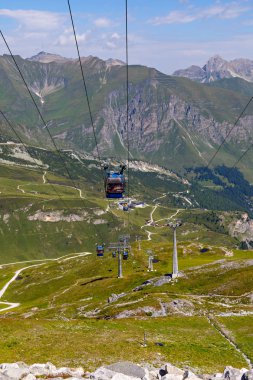 Dağ ve buzul Tirol manzarada. Avusturya, Hintertux bölgesi.
