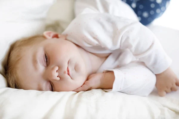 Cute adorable baby girl of 6 months sleeping peaceful in bed — Stock Photo, Image