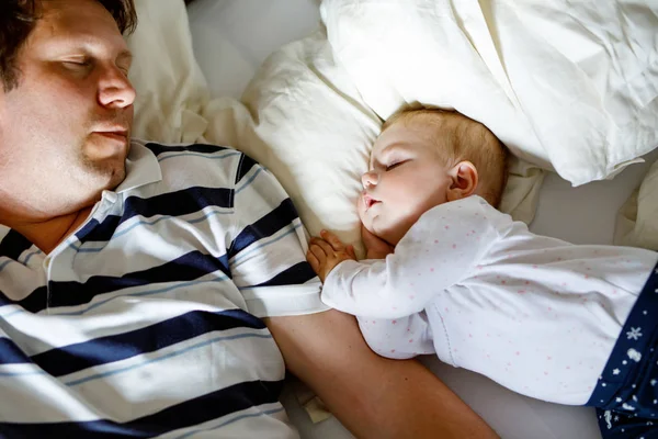 Bonito adorável bebê menina de 6 meses e seu pai dormindo em paz na cama em casa — Fotografia de Stock