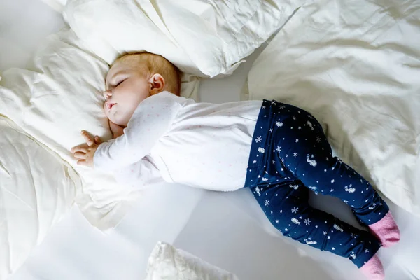 Linda niña adorable de 6 meses durmiendo tranquilo en la cama — Foto de Stock