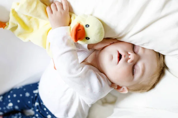 Cute adorable baby girl of 6 months sleeping peaceful in bed — Stock Photo, Image