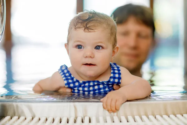 Felice padre di mezza età nuoto con carino adorabile bambina in piscina. — Foto Stock