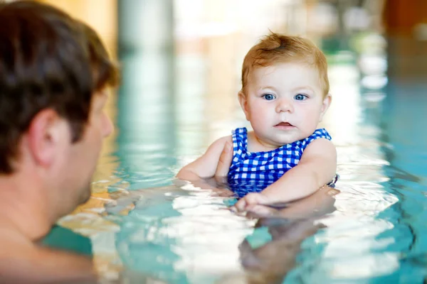 Feliz padre de mediana edad nadando con linda niña adorable en la piscina. — Foto de Stock