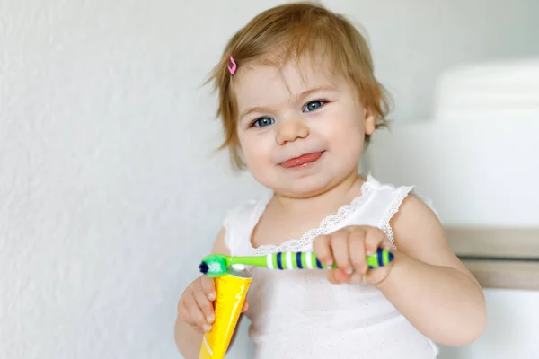 小女孩拿着牙刷,刷牙.幼儿学习清洁乳牙. — 图库照片