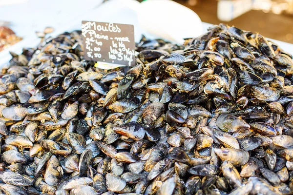 Färska musslor på fiskmarknaden bonde i Provence — Stockfoto