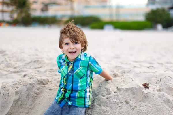 Mały chłopiec dziecko działa na plaży oceanu — Zdjęcie stockowe
