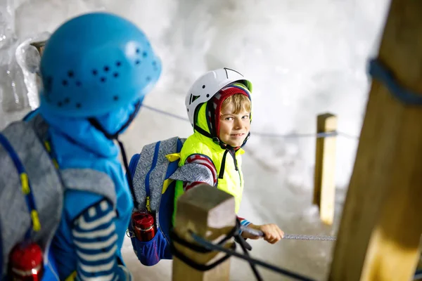 2 つの男の子に安全ヘルメットと山の風景の背景を持つ衣服。ハイキング、チロル、オーストリア、インスブルックの氷河を発見の子供たち — ストック写真