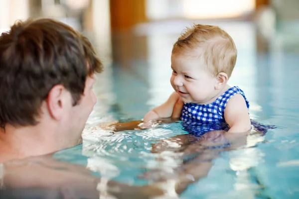 渦のプールでかわいい可愛い赤ちゃんの娘と一緒に泳ぐ幸せな中年の父親 笑顔のお父さんと小さな子供 6ヶ月の女の子が一緒に楽しんでいます スパホテルでのアクティブな家族の支出レジャー — ストック写真