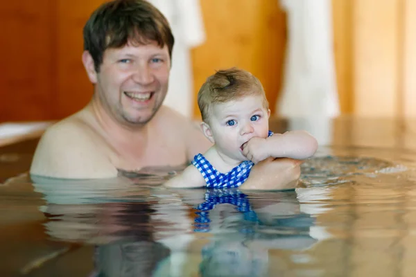 Glad medelålders pappa simmar med söt bedårande liten flicka i poolen. — Stockfoto