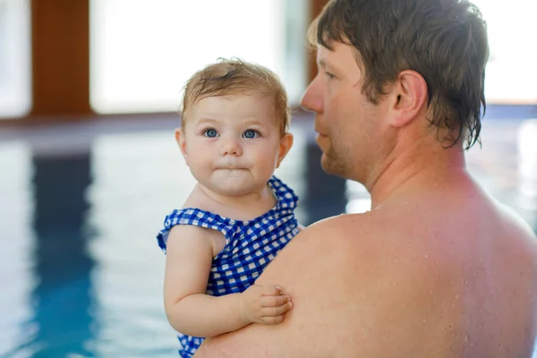 Feliz pai de meia-idade nadando com bonito adorável bebê menina na piscina. — Fotografia de Stock