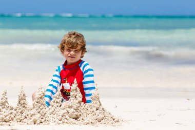Jamaika tropikal plaj üzerinde eğleniyor küçük sarışın çocuk çocuk