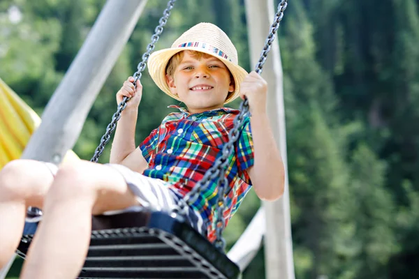 Lustiger Junge Der Spaß Mit Kettenschaukel Auf Dem Spielplatz Hat — Stockfoto