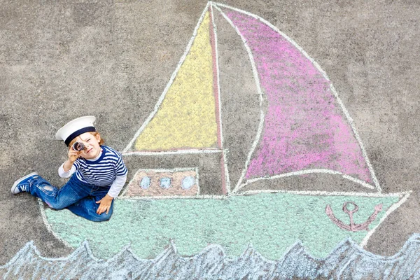 Niño pequeño que se divierte con el dibujo de la imagen del barco con tiza — Foto de Stock