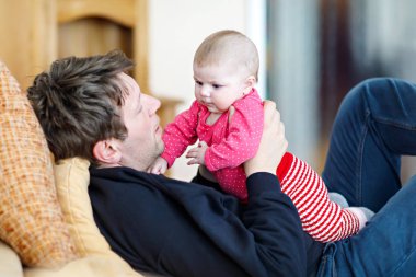 Yeni doğan bebek kızı, aile portre birlikte mutlu gururlu genç Baba