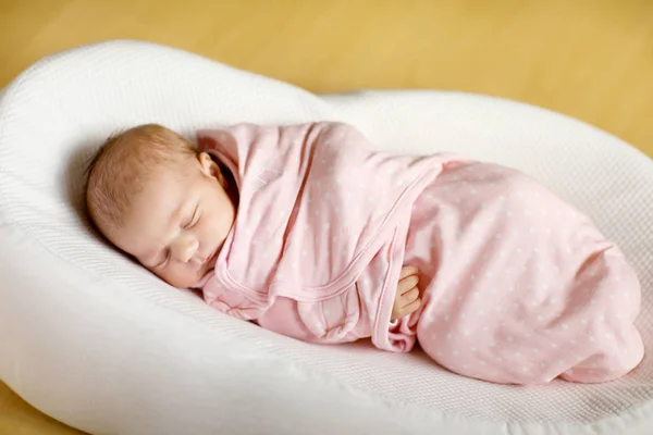 Niña recién nacida de una semana durmiendo envuelta en manta —  Fotos de Stock