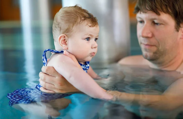 Feliz pai de meia-idade nadando com bonito adorável bebê menina na piscina. — Fotografia de Stock