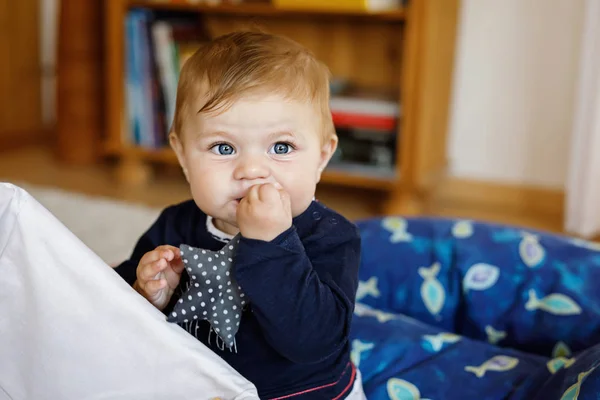 Renkli yumuşak oyuncakla oynamak sevimli bebeğim — Stok fotoğraf