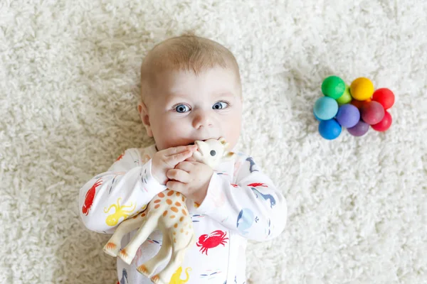Retrato de bebê recém-nascido adorável bonito criança com brinquedo — Fotografia de Stock