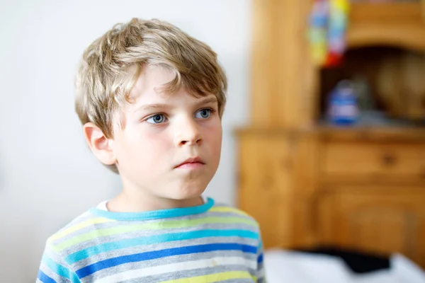 カラフルな服でかわいい学校の子供男の子の肖像画。幸せな正子. — ストック写真