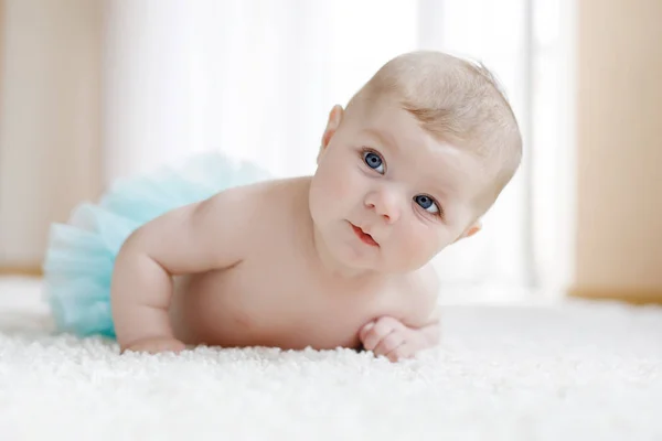 흰 바탕에 청록색 치마를 입고 있는 사랑 스러운 여자 아기. — 스톡 사진