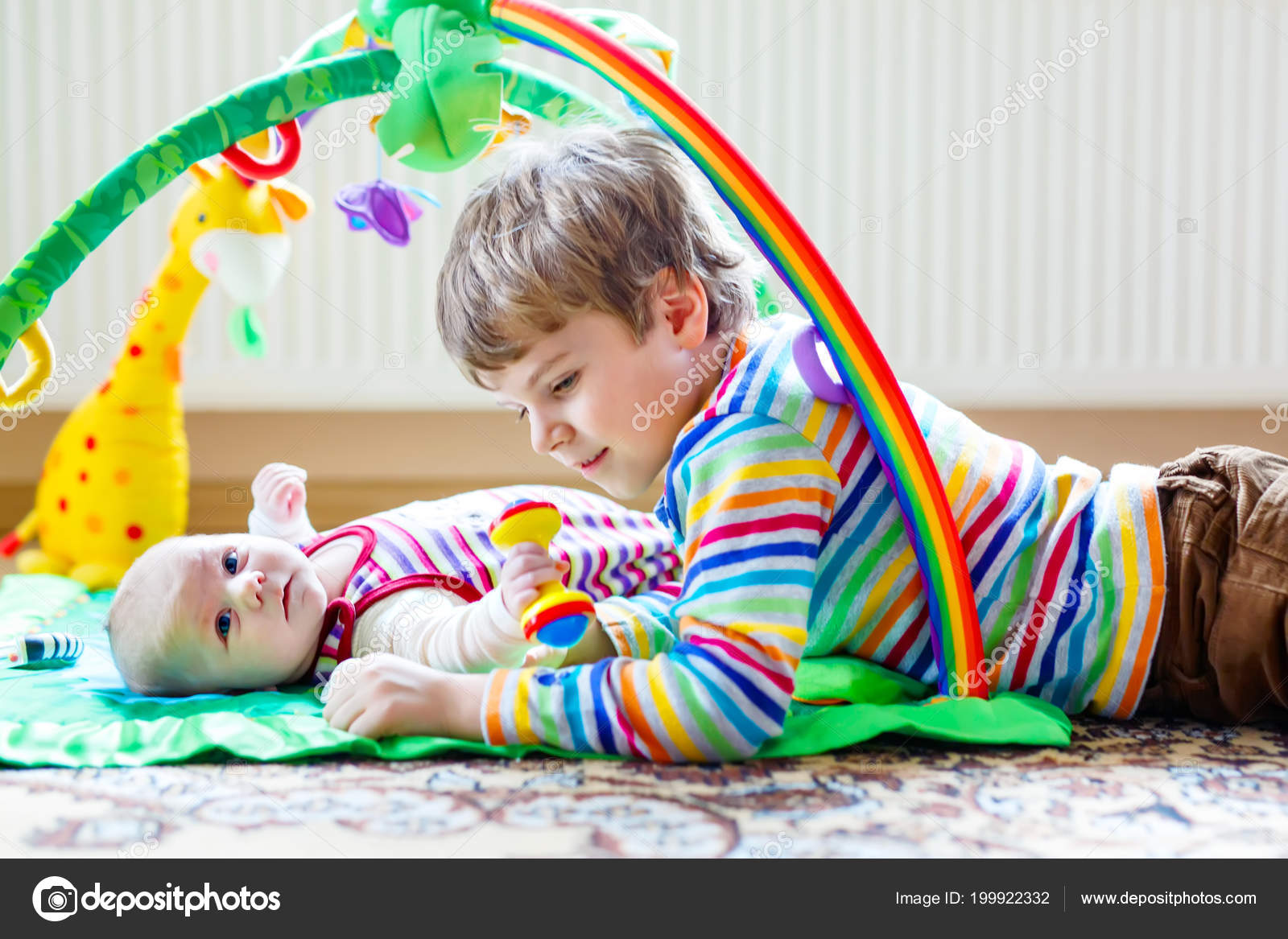 Joyeux Petit Garcon Avec Le Nouveau Ne Petite Sœur Fille Image Libre De Droit Par Romrodinka C Joyeux Petit Garcon Avec Le Nouveau Ne Petite Sœur Fille Image Libre De Droit Par Romrodinka C
