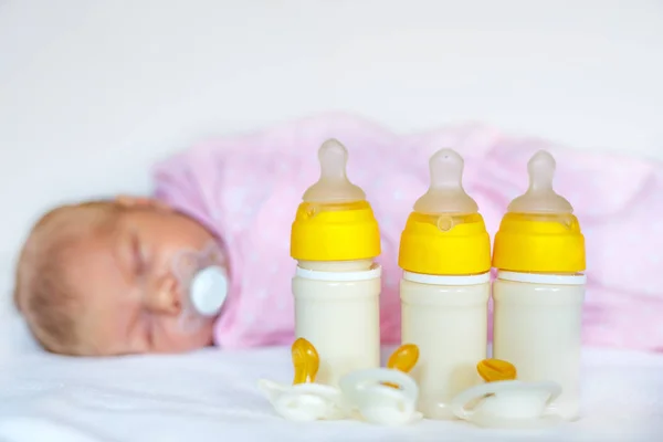 可爱的初生女婴与护理奶瓶和奶嘴 — 图库照片
