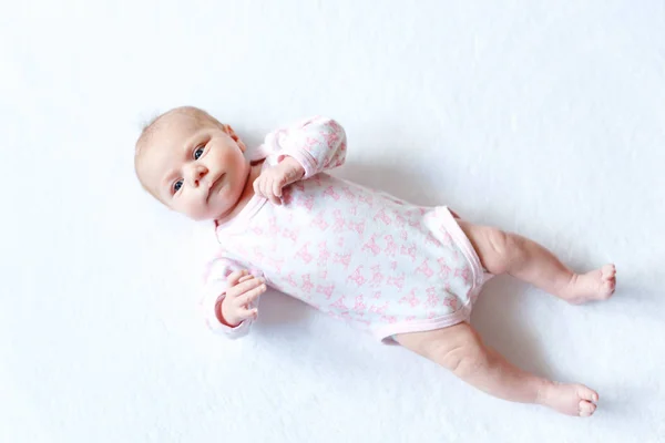 Retrato de bonito adorável bebê recém-nascido criança — Fotografia de Stock