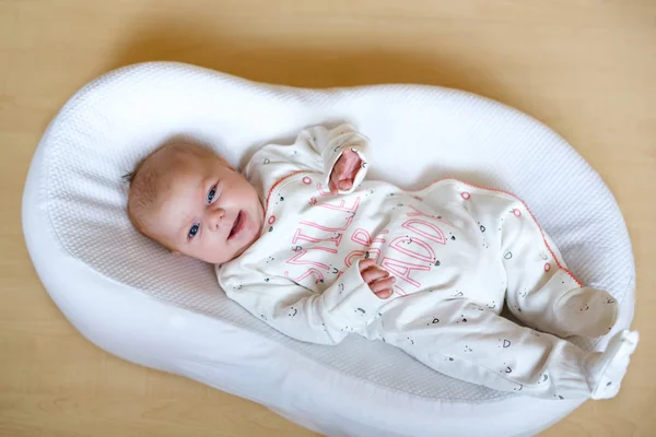 Retrato de bonito adorável bebê recém-nascido criança — Fotografia de Stock