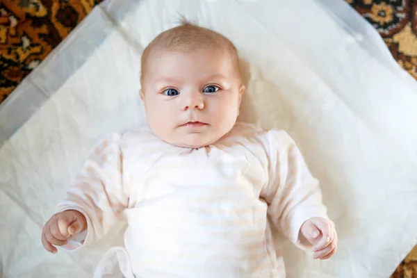 Bebé recién nacido en el cambiador con pañales — Foto de Stock