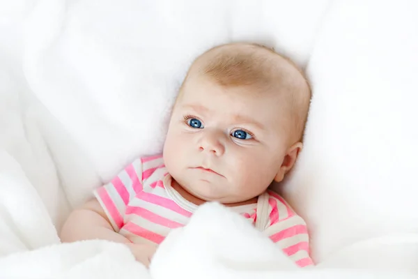 Ritratto di adorabile neonato carino — Foto Stock
