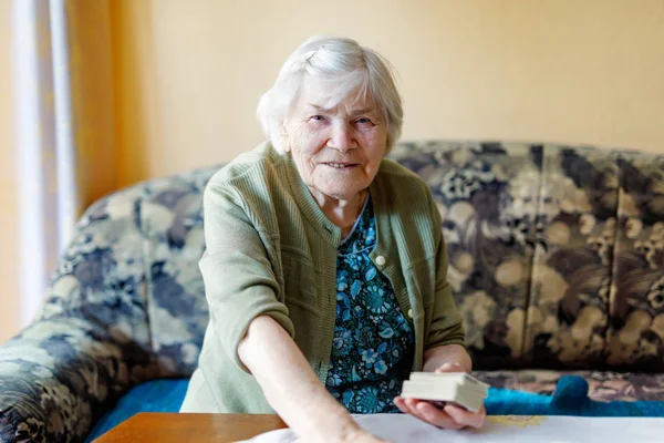 Ανώτερος γυναίκα 90 ετών συνεδρίαση στο σπίτι. Όμορφη γριά. — Φωτογραφία Αρχείου