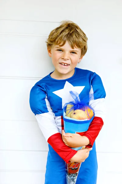 Jongen-jongetje met traditionele Duitse schooltas in superheld kostuum — Stockfoto