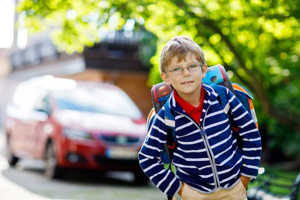 Niño pequeño con mochila escolar en el primer día a la escuela — Foto de Stock