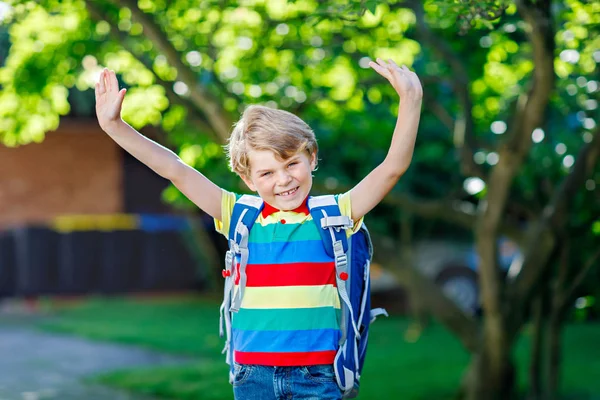 okul çantası okula ilk günü olan küçük çocuk çocuk