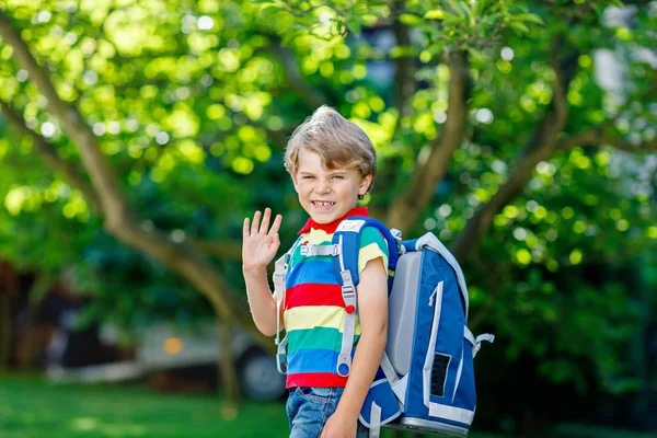 Liten unge pojke med skola skolväska första dagen till skolan — Stockfoto