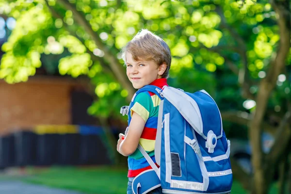 okul çantası okula ilk günü olan küçük çocuk çocuk