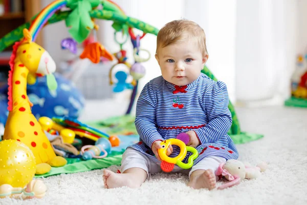 Entzückendes Kleines Mädchen Das Kinderzimmer Mit Lernspielzeug Spielt Fröhliches Nettes — Stockfoto