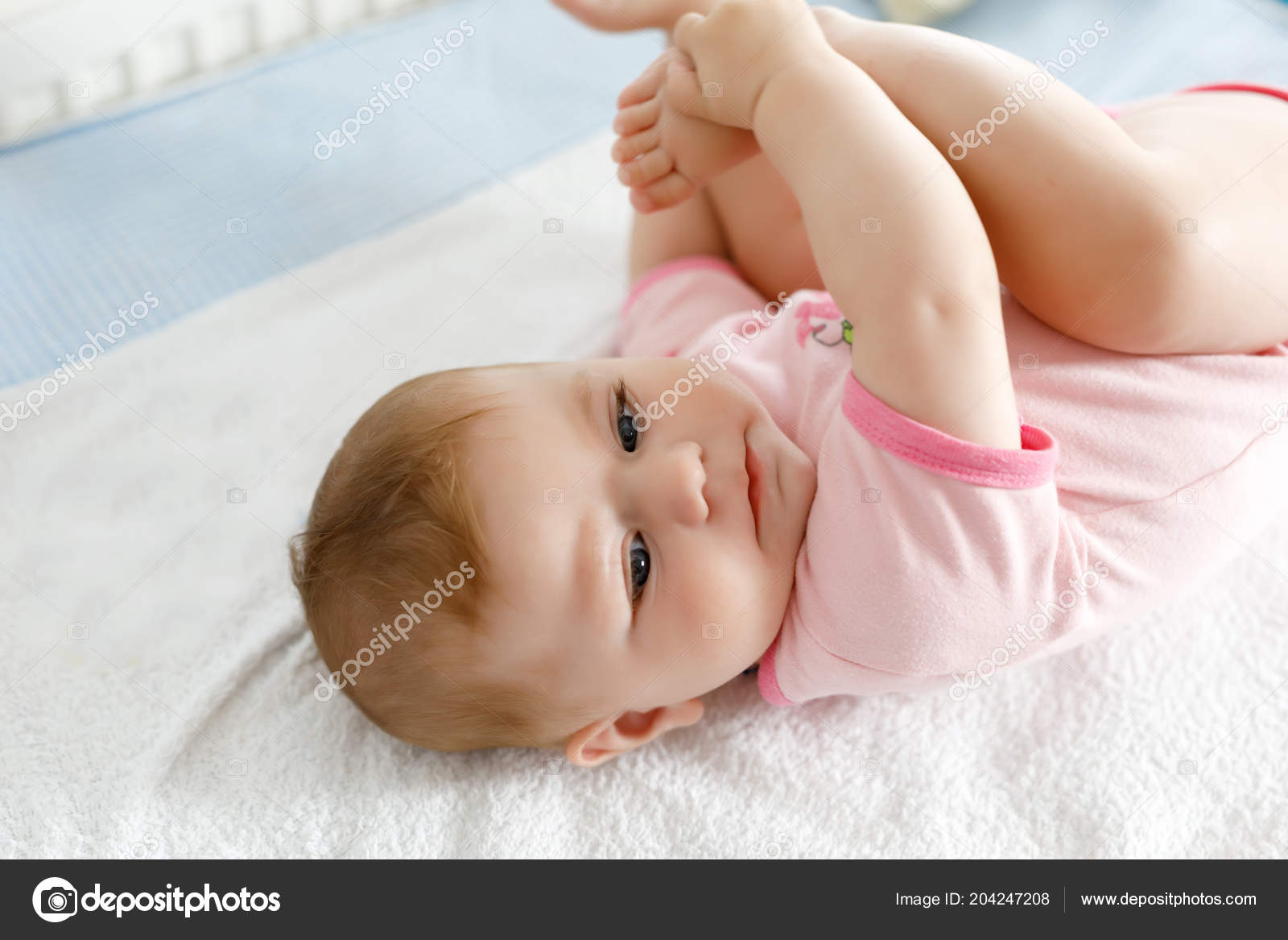Bebe Mignon Prenant Les Pieds Dans La Bouche Adorable Petite Fille Sucer Pied Image Libre De Droit Par Romrodinka C Bebe Mignon Prenant Les Pieds Dans La Bouche Adorable Petite Fille Sucer Pied Image Libre De Droit Par Romrodinka C